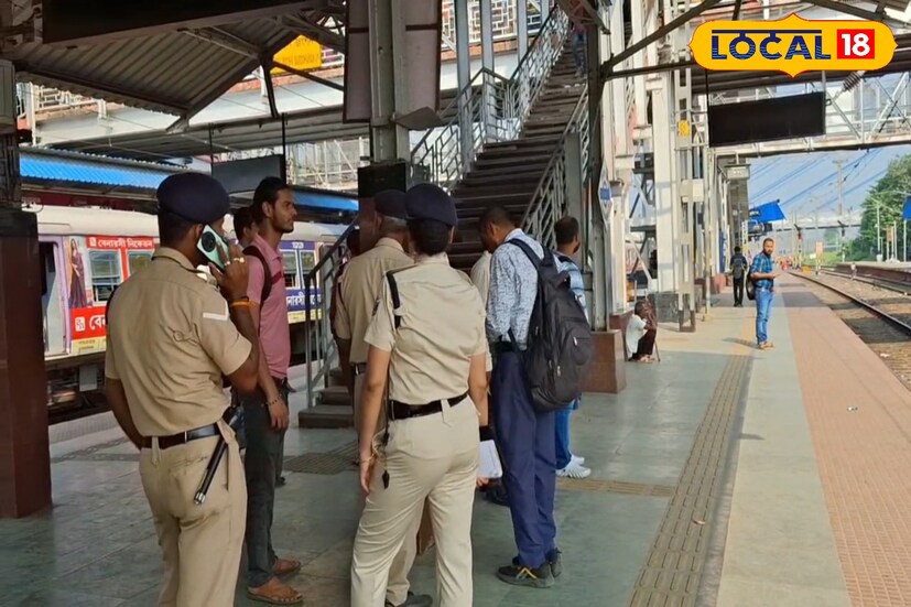 যাত্রী সুরক্ষা নিয়ে উঠছে প্রশ্ন।রবিবার সন্ধ্যার ভয়াবহ পদপৃষ্টের ঘটনার পর সোমবার সকাল থেকেই বর্ধমান স্টেশনে দেখা গেল কিছুটা আঁটোসাঁটো নিরাপত্তা ব্যবস্থা। যাত্রীদের নিরাপত্তা নিশ্চিত করতে জিআরপি ও আরপিএফ কর্মীরা টহল দিচ্ছেন নিয়মিত। তবে রেলের দীর্ঘদিনের গাফিলতি নিয়েই এখন প্রশ্ন তুলছেন সাধারণ যাত্রীরা।