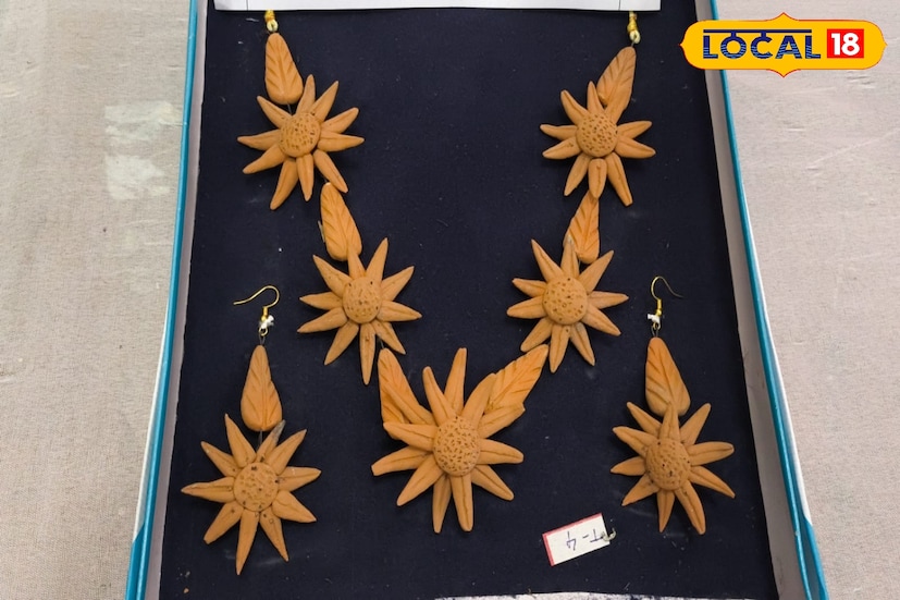 জি আই স্বীকৃতি পাওয়া এই গ্রামের তৈরি গয়নায় পাবেন পুরো গলার এবং কানের সেট। মূল্য শুরু ১৬০ টাকা থেকে। আবার চাইলে পাইকারি রেইটে অর্ডার দিয়েও বানিয়ে নিতে পারেন। ছবি ও তথ্য নীলাঞ্জন বন্দ্যোপাধ্যায় 