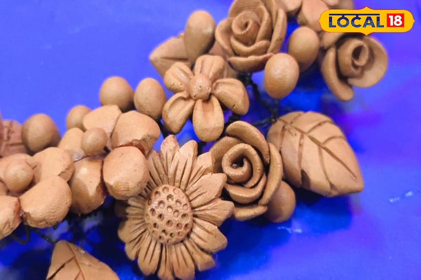 সোনার উজ্জ্বলতাও হারিয়ে যায়। কিন্তু পোড়ামাটির গয়না দেখতে একেবারে অন্যরকম। মাটির রং যেন আরো চকচকে হয় সময়ের সঙ্গে সঙ্গে। আর দাম সোনার গয়নার দামের ভগ্নাংশের থেকেও কম। ছবি ও তথ্য নীলাঞ্জন বন্দ্যোপাধ্যায় 