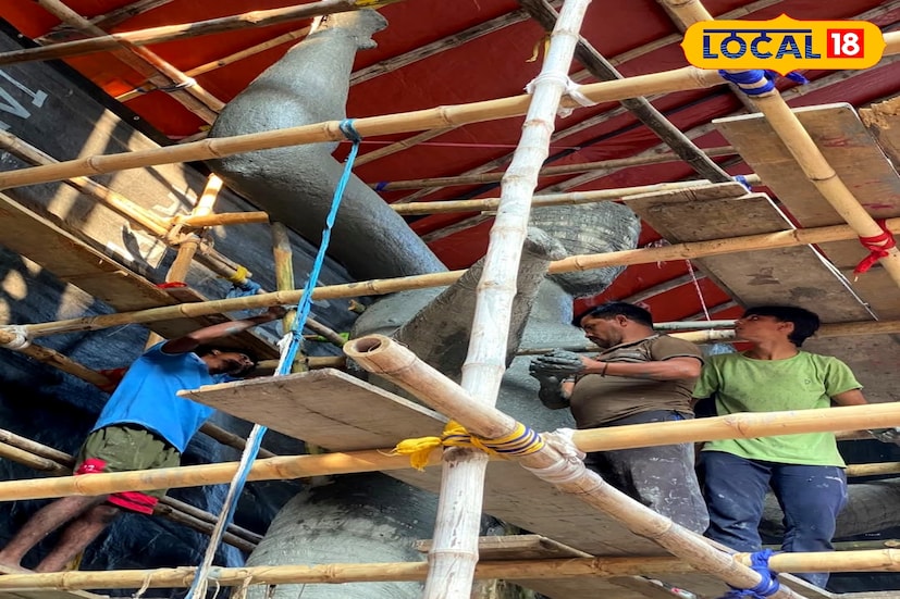 *অরবিন্দ রোডে তৈরি হচ্ছে বিশালাকার বড়মা কালীর মূর্তি। কাঠামোর উপর বাঁশের ফ্রেম দিয়ে তাতে খড় বেঁধে চলছে মাটির প্রলেপের কাজ। শিল্পীদের হাতের ছোঁয়ায় ধীরে ধীরে প্রাণ পাচ্ছেন বড়মা। স্থানীয় বাসিন্দাদের মধ্যে এখন তাই উৎসবের আমেজ।