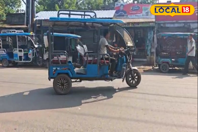 গোটা রাজ্যেই বিভিন্ন জেলাতে গ্রাম হোক কিংবা মফস্বলে টোটোর উৎপাত দিনের পর দিন বেড়েই চলেছে। টোটো অর্থাৎ ব্যাটারি চালিত ই রিক্সা। যে কোন মানুষই দোকান থেকে একটি এই রিক্সা কিনে রাস্তায় নেমে পড়েন রোজগারের কিছু আশায়। (ছবি ও তথ্য: মৈনাক দেবনাথ)