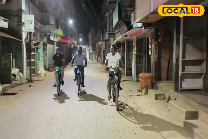 মূলত সামনেই দীপান্বিতা কালীপুজো। আর এই কালীপুজোর আগে শহরের আইন-শৃঙ্খলা ও নিরাপত্তা ব্যবস্থা আরও মজবুত করতে অভিনব পদক্ষেপ নিল নলহাটি থানার পুলিশ প্রশাসন। রাত এগারোটা নাগাদ নলহাটি থানার ভারপ্রাপ্ত আধিকারিক মোহাম্মদ আলীর নেতৃত্বে সাইকেলে চেপে শহরের অলিগলি ঘুরে টহল দেন পুলিশকর্মীরা।