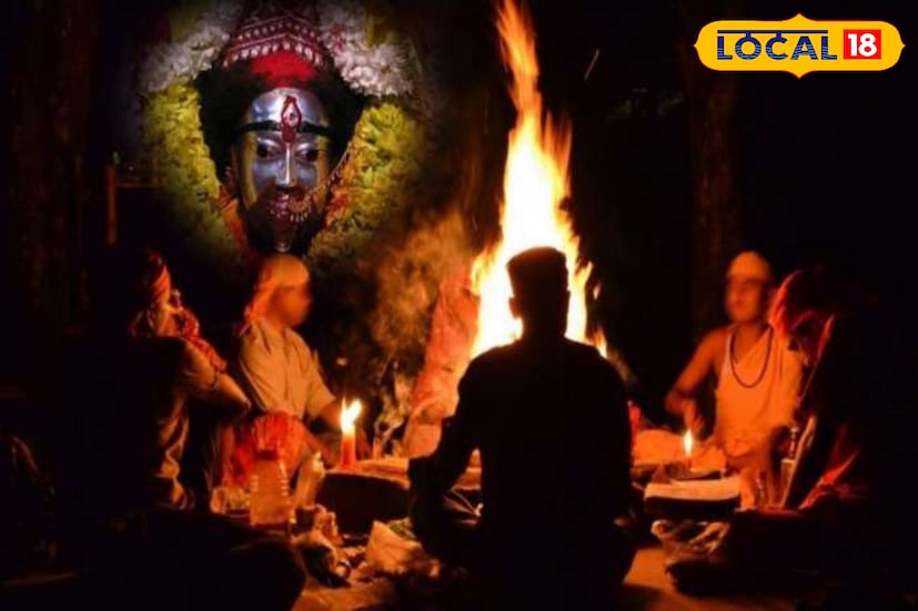বিশেষ কী ভোগ নিবেদন করা হবে দীপান্বিতা কালীপুজোর দিনে? এই বিষয়ে জানা যায় দুপুরে ভাত, পোলাও, ডাল, পাঁচরকম ভাজা, পাঁচরকম তরকারি, মাছ, বলির পাঁঠার মাংস, শোল মাছ পোড়া, চাটনি, পায়েস, পাঁচরকম মিষ্টি ও কারণ বারি দিয়ে তারা মাকে মধ্যাহ্নভোগ নিবেদন করা হবে। সন্ধ্যা ছ'টা নাগাদ তারা মায়ের সন্ধ্যারতি হবে। তারপর খই, মুড়কি, লুচি ও মিষ্টি দিয়ে শীতল ভোগ নিবেদন করা হবে।