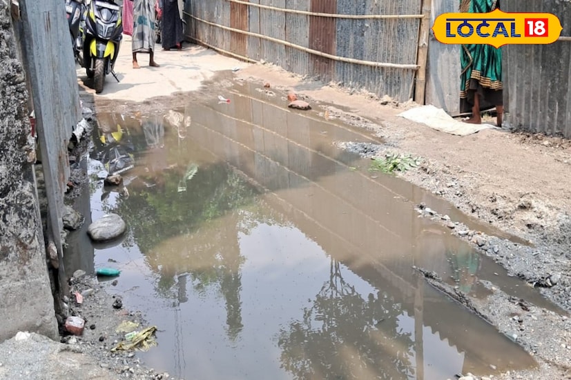 বালুরঘাট পুরসভা এলাকার ৯, ১০, ২৫, ২১ ও ২২ নম্বর ওয়ার্ডের বেশ কিছু অঞ্চলে বৃষ্টির জমা জল সম্পূর্ণভাবে নেমে যায়নি। জমা জল পেরিয়েই যাতায়াত করতে হচ্ছে। যার ফলে সাধারণ মানুষের মধ্যে অসন্তোষ জমেছে।