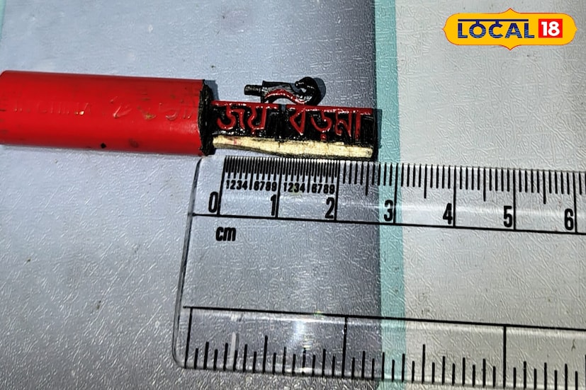 অভিষেক মোদক। বাড়ি আসানসোল মহকুমার বরাকর এলাকায়। অভিষেক পড়াশোনার পাশাপাশি মাইক্রো আর্ট আর বিভিন্ন জিনিস ফুটিয়ে তোলার নেশা রয়েছে। বাবার একটি ছোট্ট ধাবার খাবারের দোকান রয়েছে, সেই খাবারের দোকানে বাবাকে সহযোগিতাও করে চলে অভিষেক। এর পাশাপাশি তার ভালোবাসার একটি আর্ট হচ্ছে মাইক্রো আর্ট। যেটি ২০২০ সাল থেকে সে করে চলেছে। তখন থেকেই মিলেছে একে একে সাফল্য।(ছবি ও তথ্য : রিন্টু পাঁজা) 