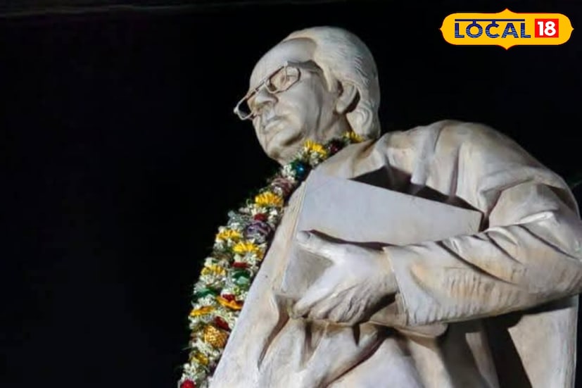 সাহিত্য একাডেমি থেকে আনন্দ পুরস্কার মিলেছিল সৈয়দ মুস্তাফা সিরাজের। তার লেখনি জীবনের মধ্যে দিয়েই মিলেছিল তার পুরস্কার। গোয়েন্দা উপন্যাস বিভিন্ন বই লিখেছিলেন তিনি। ৪ সেপ্টেম্বর ২০১২ তিনি পরলোক গমন করেন। (ছবি ও তথ্য: কৌশিক অধিকারী)