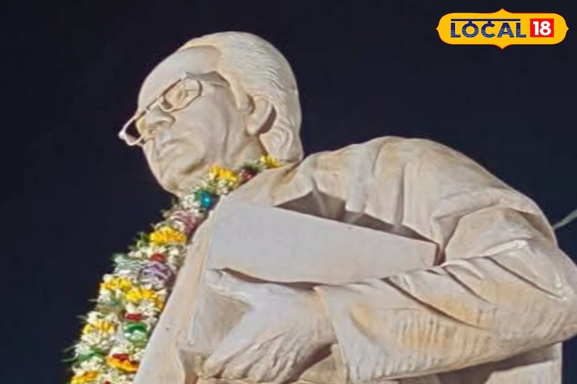 প্রখ্যাত সাহিত্যিক সৈয়দ মুস্তাফা সিরাজ মুর্শিদাবাদের খোশবাসপুর গ্রামে ১৯৩০ সালে ১৪ অক্টোবর মাসে জন্মগ্রহণ করেন। তাঁর পিতা সৈয়দ আবদুর রহমান ফেরদৌসী এবং মা ছিলেন আনোয়ারা বেগম। একই সঙ্গে শৈশব-কৈশোরে দুই বিপরীতধর্মী জীবনকে উপভোগ করেছেন তিনি।