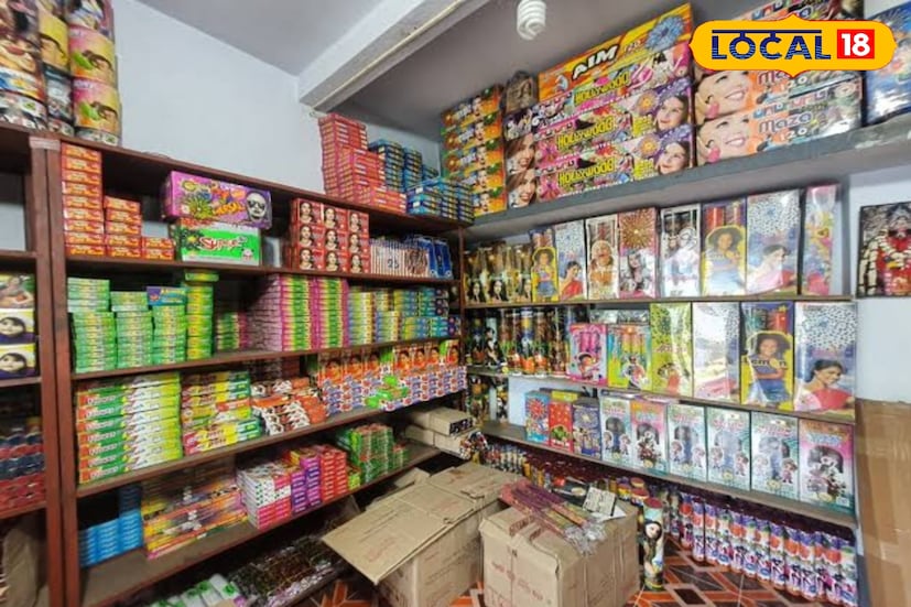 বাজি বাজারকে ঘিরে সব রকম ব্যবস্থা করা হয়েছে। সর্বক্ষণ দমকলের একটি ইঞ্জিন রাখা হয়েছে, যাতে আগুন লাগলে দ্রুত ব্যবস্থা নেওয়া যায়। চীনের মোড় থেকে ভিতরে যত এগনো যায়, রাস্তার দু'ধারে চোখে পড়বে বাজির দোকান। রয়েছে হরেক বাজি। তবে এবার রাস্তায় যত্রতত্র প্লাস্টিক পেতে বাজি নিয়ে বসার অনুমতি দেয়নি পুলিশ। 