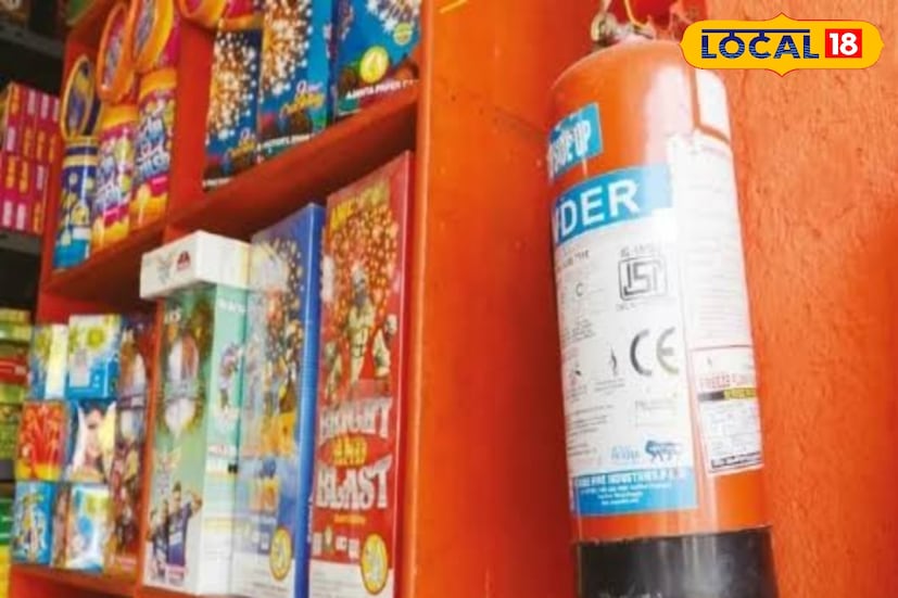অস্থায়ী দোকান দেখলেই তুলে দিচ্ছে তারা। প্রতি দোকান মালিককে অগ্নিনির্বাপণ যন্ত্র রাখার নির্দেশ আগেই দিয়েছিল পুলিশ। সেই নির্দেশ মালিকরা ঠিকমতো পালন করেছেন কি না, তা নিয়ে নজরদারি চালাচ্ছে পুলিশ ও ব্যবসায়ীদের নিয়ে গঠিত কোর কমিটি। পাশাপাশি, কোনও দোকানে নিষিদ্ধ শব্দবাজি মজুত করা আছে কি না, তাও খতিয়ে দেখছেন কোর কমিটির সদস্যরা। 