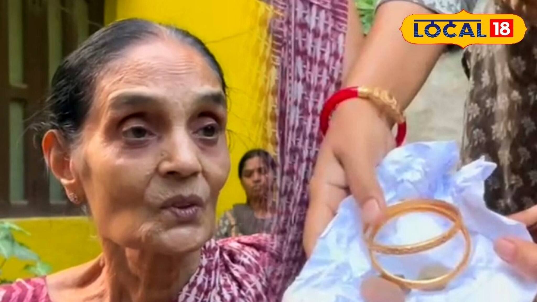 'সোনা পরেছেন কেন? খুলে ফেলুন...'! বারাসাতের রাস্তায় বৃদ্ধাকে আটকে বলল পুলিশ, তারপর?