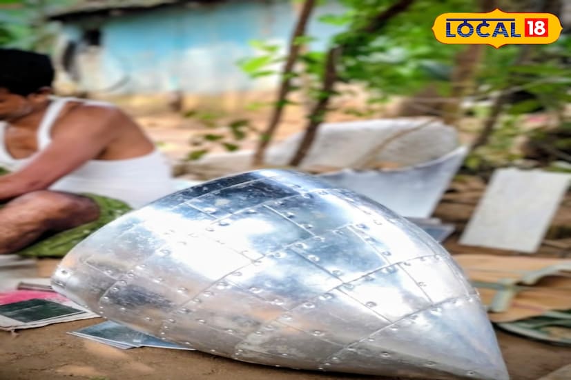 ধামসা শিশুকাঠ বা লোহার চাড়ির মুখে চামড়া দিয়ে ছাউনী তৈরি করে এই যন্ত্র তৈরি করা হয়। এই ঝাউনিতে কোনো গাব বা খিরন ব্যবহার করা হয় না। মোটা কাঠের দণ্ড দিয়ে আঘাত করে এই বাদ্যযন্ত্রটি বাজানো হয়। বাঁকুড়া ধামসা মাদলের কথা কেই বা না শুনেছে। ছবি ও তথ্য নীলাঞ্জন বন্দ্যোপাধ্যায় 