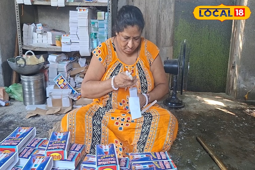 অসিতবাবুর সঙ্গে কাজ করা প্রবীণ কারিগর সুভাষ সরকার বলেন, '৩০ বছর ধরে এই কাজ করছি। এটা ছাড়া আর কিছু জানি না। কিন্তু এখন তাতে আর লাভ নেই, তবু চালিয়ে যাচ্ছি অভ্যেসে'। অন্যদিকে কারিগর সান্তনা রায় জানান, 'দিনের শেষে যা মেলে, তাতে সংসার চালানো দুষ্কর। তবু হাতের কাজটা ছাড়তে পারি না'।