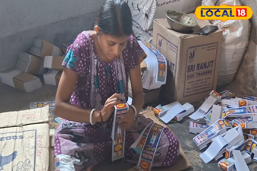 একসময় শিলিগুড়িতে ৩০ থেকে ৪০টি মোমবাতির কারখানা ছিল। উৎসবের মরশুমে ব্যস্ততা লেগে থাকত দিনরাত। এখন সেই সংখ্যা নেমে এসেছে হাতে গোনা কয়েকটিতে। বাজার ভরে গিয়েছে রংবেরঙের টুনি বাল্ব, ইলেকট্রিক প্রদীপ আর আলোকসজ্জার আধুনিক সামগ্রীতে। মানুষও তাই ঝুঁকেছেন সহজ, ঝলমলে বিকল্পের দিকে।