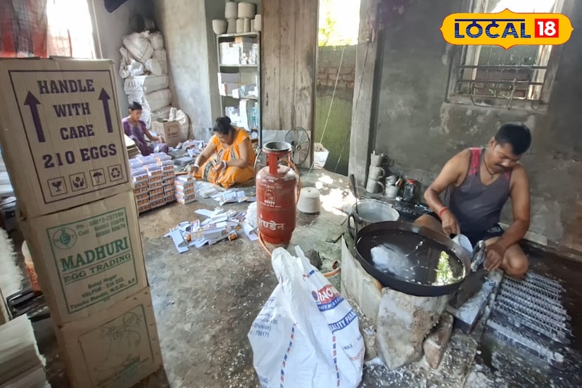 কিন্তু তাতেও সহজ নয় লড়াই। শারীরিক অসুস্থতার কারণে এখন তিনি নিজে কাজ করতে পারেন না, কারিগর দিয়ে কাজ করাতে হয়। অথচ দক্ষ কারিগর পাওয়াই এখন মুশকিল। পাহাড় বা আশপাশের অঞ্চল থেকেও আগের মতো অর্ডার আসে না।