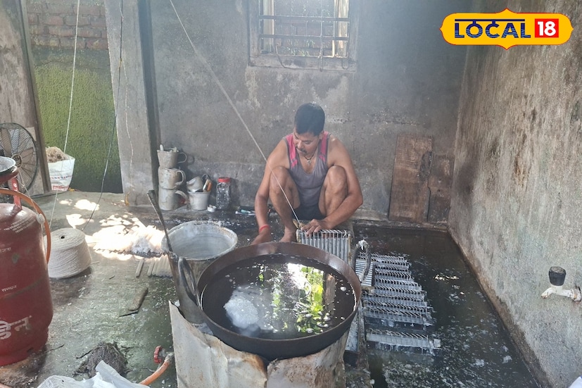 একটা সময় ছিল, কালীপুজো মানেই মোমবাতির আলোয় ঝলমল করত প্রতিটি ঘর। ছোট-বড় সবাই মিলে ঘর সাজাতে ব্যস্ত থাকত রঙিন মোমবাতি দিয়ে। সেই আলোয় যেমন উজ্জ্বল হতো শহরের রাত, তেমনই উজ্জ্বল থাকত মোমবাতি কারিগরদের মুখের হাসি। কিন্তু এখন আর আগের মতো নেই সেই দৃশ্য। আধুনিকতার ছোঁয়ায় হারিয়ে যাচ্ছে একসময় শিলিগুড়ির গর্বের ঐতিহ্য - মোমবাতি শিল্প। (ছবি ও তথ্য: ঋত্বিক ভট্টাচার্য)