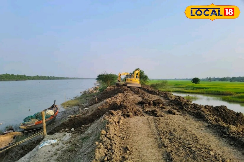 প্রাকৃতিক বিপর্যয় এবং নদীতে জোয়ারের সময় ঢেউ এর তোড়ে এই গ্রামেরই সপ্তমুখী নদীবাঁধের প্রায় ১০০ মিটার অংশ জুড়ে ধ্বস নিয়ে আগেই তলিয়ে গিয়েছিল নদীগর্ভে। তারপর সেখানে বাঁধ সারানোর কাজ চলছিল।