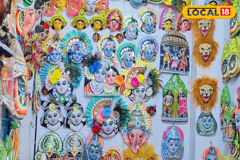 বাঘমুন্ডি, পুরুলিয়া, শর্মিষ্ঠা ব্যানার্জি : জঙ্গলমহলের লোকসংস্কৃতি ও পর্যটনের সঙ্গে ওতপ্রোতভাবে ছৌ। ছৌ নৃত্য ও ছৌ মুখোশ এই জেলার লোকসংস্কৃতির আঙ্গিনাকে সমৃদ্ধ করেছে। এই ছৌ-কে কেন্দ্র করেই দেশে-বিদেশে সর্বত্র ছড়িয়ে গিয়েছে পুরুলিয়া নাম।