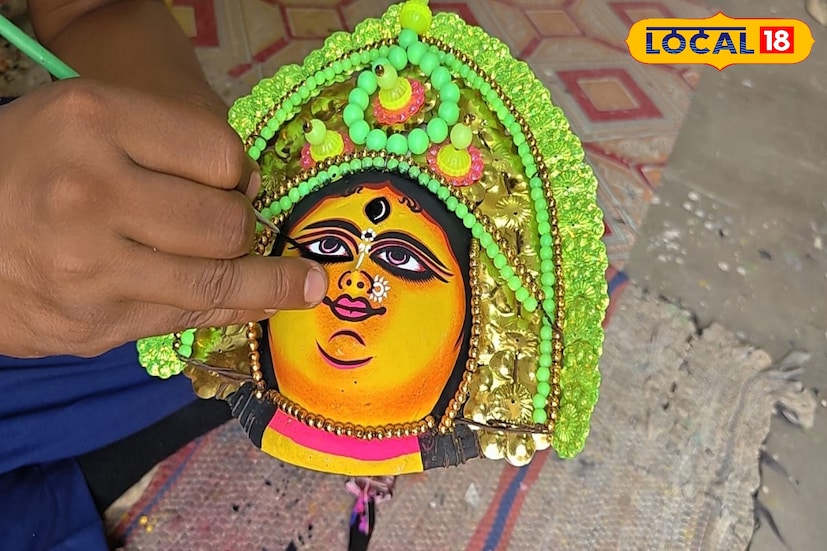 উৎসবের মরশুমে এই ছৌ মুখোশের কদর অনেকটাই বেড়ে যায়। তাইতো উৎসবের এই সময়ে লক্ষ টাকার লক্ষী লাভে করেছেন চড়িদা গ্রামের মুখোশ শিল্পীরা। শুধু মুখোশ বিক্রি নয় পাশাপাশি ভিন রাজ্যে গিয়ে প্রতিমা গড়ার কাজ করেও যথেষ্টই আর্থিকভাবে সচ্ছল হয়েছেন তারা। ছবি ও তথ্য সংগ্রহে- শর্মিষ্ঠা ব্যানার্জি