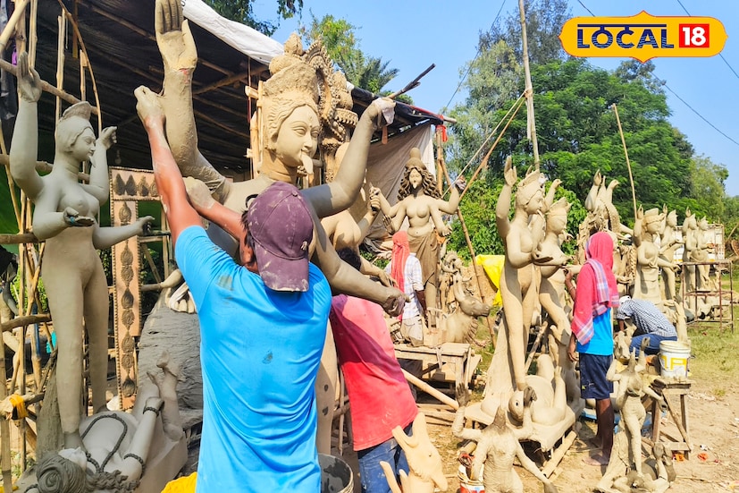 নতুন প্রজন্মের মৃৎশিল্পের কাজে অনিহার কারণে প্রতিমা গড়তে বিপাকে পড়ছিলেন মৃৎশিল্পীরা।কিন্তু দুর্গাপুরে এবার একেবারেই উল্টো চিত্র ধরা পড়েছে।একাধিক নতুন যুবক আসছে প্রতিমা তৈরির কাজ শিখতে।তাই দুর্গাপুজোর পর এবার কালী পুজোতে ও একের পর এক চোখ ধাঁধানো প্রতিমা তৈরি করতে সক্ষম হচ্ছে মৃৎশিল্পীরা।( ছবি ও তথ্য : দীপিকা সরকার) 