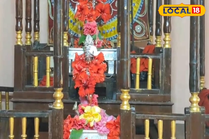 এদিকে, ততদিনে ভট্টাচার্য পরিবার একইভাবে আরেকটি অষ্টধাতুর ছোট দেবীমূর্তি প্রতিষ্ঠা করে পূজো শুরু করেন। কিছুদিন পর স্থানীয় গঙ্গা থেকে জেলেদের জালে উঠে আসে সেই হারিয়ে যাওয়া জাদুয়া মায়ের মূল মূর্তি। এরপর থেকে একসঙ্গে দুই দেবীমূর্তির বড় মা ও ছোট মা পুজো শুরু হয় এই মণ্ডপে। তথ্য ও ছবি: বনোয়ারীলাল চৌধুরী