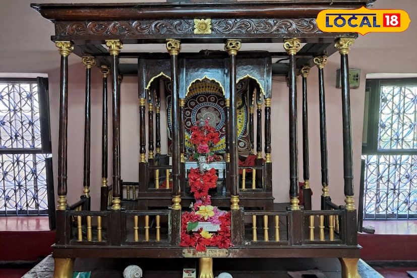 আগে এই পুজো অনুষ্ঠিত হত প্রাচীন পদ্ধতিতে, মশাল জ্বালিয়ে দেবীর আরাধনা করা হত। এখনও দেবীকে নিবেদন করা হয় লুচি, পায়েস, মিষ্টি, ফলের পাশাপাশি বিভিন্ন আঁশভোগ। ভোগে থাকত গুগলি, শামুক, কাঁকড়া, নানা রকম মাছ এবং খাসির মাংসও। পুজোর নিয়মকানুন আজও সযত্নে পালন করেন ভট্টাচার্য পরিবারের সদস্যরা। তথ্য ও ছবি: বনোয়ারীলাল চৌধুরী