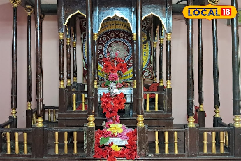 প্রচলিত কথায় জানা যায়, কালিশংকর বন্দ্যোপাধ্যায় নামে এক পুরোহিত প্রথম এই অষ্টধাতুর দেবীমূর্তি প্রতিষ্ঠা করে পুজোর সূচনা করেন। তাঁর উদ্যোগেই ভট্টাচার্য পরিবারে শুরু হয় জাদুয়া মায়ের পূজা। সেই সময় থেকেই এই পূজা গ্রামবাসীর একত্রিত আনন্দ ও ভক্তির প্রতীক হয়ে ওঠে। তথ্য ও ছবি: বনোয়ারীলাল চৌধুরী