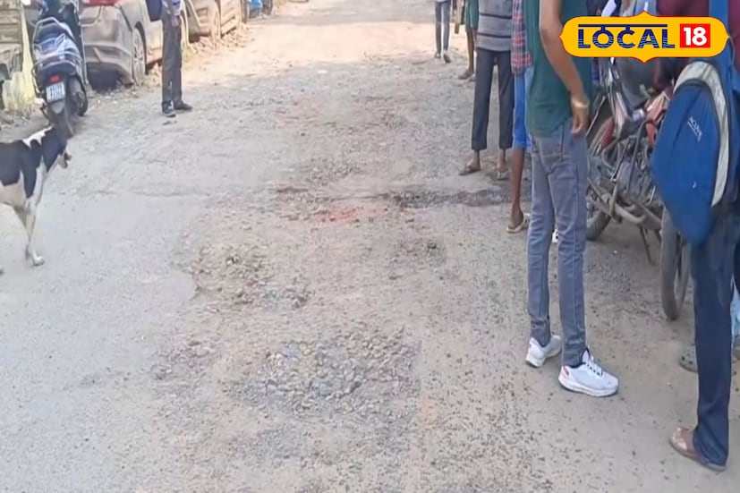রাস্তা খারাপ থাকায় বৃষ্টি হলেই জল জমে যেত, তৈরি হত গর্ত। সাধারণ মানুষ থেকে শুরু করে স্কুলগামী ছাত্রছাত্রী কিংবা অফিসযাত্রী দু’চার পা চলাই হয়ে উঠত দুঃসাধ্য। অবশেষে বহুদিনের সেই দুর্ভোগ কাটতে চলেছে। 