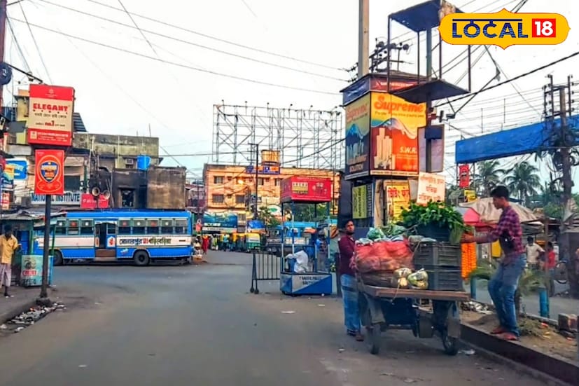 কাউন্সিলারের দাবি, কয়েকদিন ধরে  লাগাতার বৃষ্টির কারণে এতদিন কাজ শুরু করা সম্ভব হয়নি। ফলে ক্ষোভ বাড়ছিল বাসিন্দাদের মধ্যে। কারণ, সোনারপুর ব্রিজ সংলগ্ন এই রাস্তাটি অত্যন্ত জনবহুল। প্রতিদিন কয়েক হাজার গাড়ি ওঠানামা করে এই পথ ধরে।