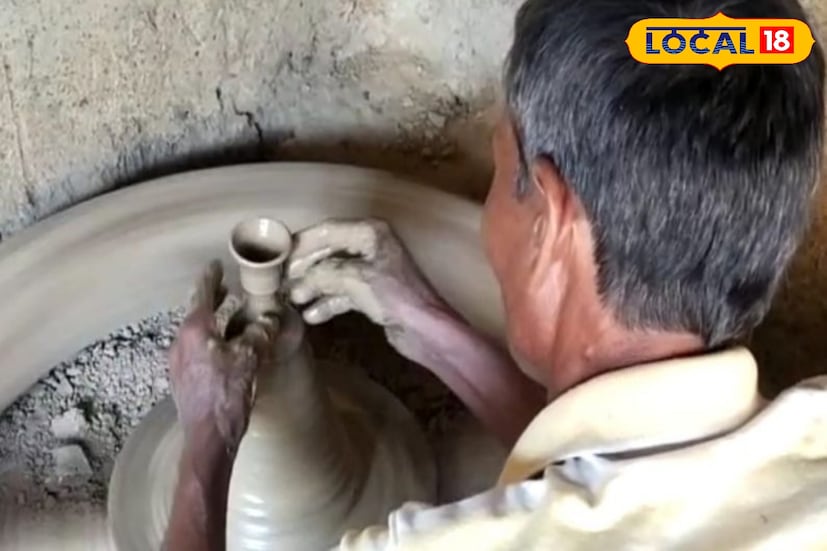স্থানীয় বাজার ছাড়াও এই প্রদীপ রপ্তানি হচ্ছে কলকাতা, মুম্বই, দিল্লি এমনকি দেশের বাইরেও। শিল্পীদের মতে, এই মরশুমে প্রদীপের ব্যবসা অনেকের কাছেই জীবিকা ও আয়ের প্রধান উৎস হয়ে উঠেছে। (ছবি ও তথ্য: মৈনাক দেবনাথ)