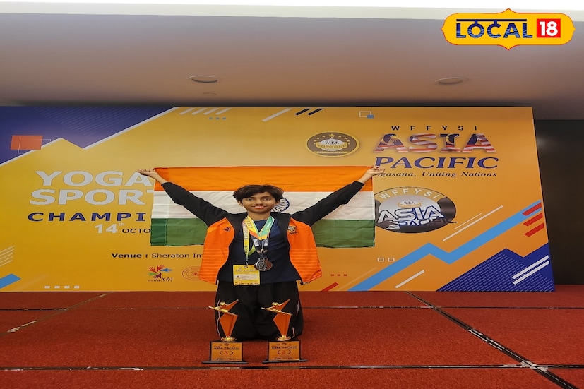 মালয়েশিয়ায় রুপো জিতল আসানসোলের মেয়ে। ষষ্ঠ শ্রেণির ছাত্রী পৌষালীর এই সাফল্যে খুশি পরিবার থেকে শুরু করে এলাকার মানুষজন। জানা গিয়েছে, ১৩ এবং ১৪ অক্টোবর মালয়েশিয়ার কুয়ালালামপুর এলাকায় অনুষ্ঠিত হয়েছিল ওয়ার্ল্ড ফিটনেস ফেডারেশন যোগাসনা স্পোর্টস ইন্টারন্যাশনালের এশিয়া প্যাসিফিক যোগাসন স্পোর্টস চ্যাম্পিয়নশিপ। (ছবি ও তথ্যঃ রিন্টু পাঁজা) 