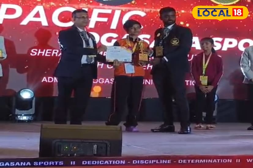 পৌষালীর মা শিবানী ধীবর জানিয়েছেন, “পৌষালী আমার ছোট মেয়ে। ওঁর ভাল কিছু করার জেদ অনেক বেশি। পড়াশোনার পাশাপাশি যোগাসনের জন্য কঠোর পরিশ্রম করে। মেয়ের এই সাফল্যে আমরা খুশি।