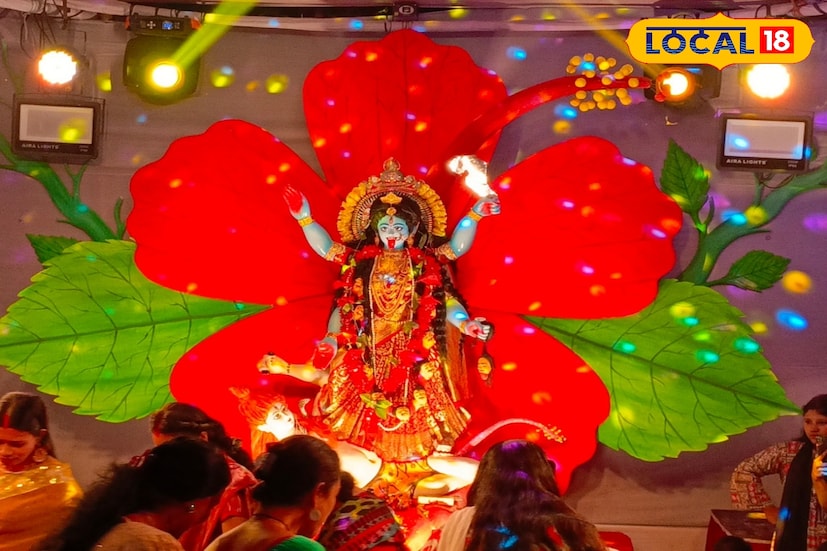 কালীপুজো মূলত নিশীথকালে বা মধ্য রাতে করা হয়। যেহেতু ২০ অক্টোবর দিবাগত রাতেই অমাবস্যা তিথি মধ্যরাত্রিকে স্পর্শ করছে, তাই ২০ অক্টোবর রাতেই পূজিত হবেন মা কালী। আসলে ২০ অক্টোবর কার্তিক অমাবস্যা তিথি শুরু হচ্ছে। ২১ অক্টোবর শেষ হচ্ছে সেই তিথি। সেই কারণেই দিন নিয়ে এই সংশয়। তবে কখন অমাবস্যা তিথি শুরু ও কখন শেষ? এই বিষয়ে ভিন্ন ভিন্ন পঞ্জিকামত রয়েছে। আসুন জেনে নেওয়া যাক, কী জানাচ্ছে পঞ্জিকা। 