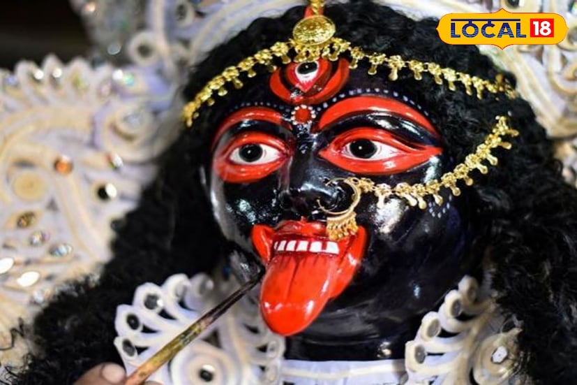 বিশুদ্ধ সিদ্ধান্ত পঞ্জিকা অনুযায়ী তিথি ও শুভক্ষণঃ কালীপুজোর তারিখ: ২০ অক্টোবর, ২০২৫, সোমবার। অমাবস্যা তিথি শুরু: ২০ অক্টোবর, সোমবার, দুপুর ৩টে ৪৫ মিনিটে। অমাবস্যা তিথি শেষ: ২১ অক্টোবর, মঙ্গলবার, বিকেল ৫টা ৫৪ মিনিট।