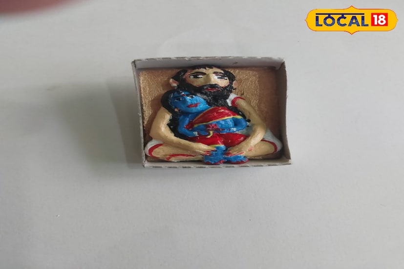 দেশলাই হল শক্তির প্রতীক এবং মা কালি হলেন শক্তির দেবী এবং মা কালির সবচেয়ে বড় ভক্ত হলেন শ্রী শ্রী রামকৃষ্ণ পরমহংস দেব। তাঁরই কোলে মায়ের ছেলেবেলার প্রতিকৃতি। কালি পুজোর আগে বিশেষ চমক দিয়ে অবাক করে দিলেন সকলকে শিল্পী ইন্দ্রনীল চট্টোপাধ্যায়। ছবি ও তথ্য নীলাঞ্জন বন্দ্যোপাধ্যায় 