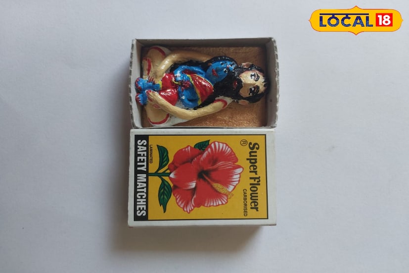 ‘ওরে পাগলী মা আমার', ‘খাবি না বল’? ঠিক এই ভাবেই মা ভবতারিণীকে সম্বোধন করতেন শ্রী শ্রী রামকৃষ্ণদেব। কখনও মেয়ের উপর রাগ করে খেতেন না কখনও আবার ভালোবেসে মেয়েকে জোর করে খাইয়ে দিতেন, এমনই সম্পর্ক ছিল মা ভবতারিণী এবং রামকৃষ্ণের। ইনি যে মায়ের ’পাগল ছেলে' ছিলেন। ছবি ও তথ্য নীলাঞ্জন বন্দ্যোপাধ্যায় 