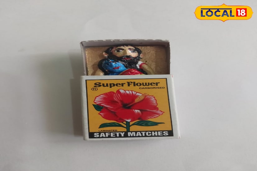 একটা দেশলাই এর ঘর্ষণে আগুনের ফুলকি জ্বালিয়ে পুড়িয়ে শেষ করে দিতে পারে সবকিছু। সেই আগুনকে একটু দূরে সরিয়ে শুধু ছোট দেশলাই বাক্সকে নিয়ে ভাবলেই করা যায় অনেক কিছু। করে দেখাচ্ছেন বাঁকুড়ার এক চিত্র শিল্পী ইন্দ্রনীল চট্টোপাধ্যায়। ছবি ও তথ্য নীলাঞ্জন বন্দ্যোপাধ্যায় 