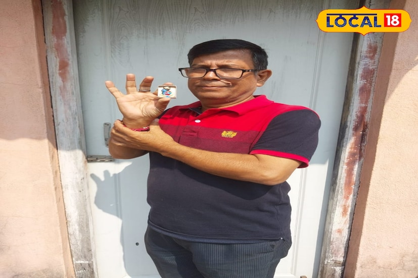 দেশলাই বাক্সের সাইজ মাত্র আট সেন্টিমিটার। কতটুকুই বা জায়গা? সেই এটি সেন্টিমিটারের মধ্যেই কামাল করে দেখালেন তিনি। মাটি দিয়ে কালি পুজোর আগে রামকৃষ্ণ দেব ও মা কালিকে বানালেন তিনি। দেশলাই খুললেই বেরিয়ে আসবে সেই মূর্তি যুগল। ছবি ও তথ্য নীলাঞ্জন বন্দ্যোপাধ্যায় 