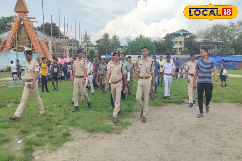 শিলিগুড়ি মেট্রোপলিটন পুলিশের তরফে জানানো হয়েছে, প্রতিটি বড় মণ্ডপে অন্তত পাঁচজন করে ‘পুজো বন্ধু’ নিযুক্ত করা হবে। এঁদের দায়িত্ব থাকবে—পুজোর দিনগুলোতে ভিড় নিয়ন্ত্রণ, হঠাৎ কোনও দুর্ঘটনা বা বিশৃঙ্খলা ঘটলে দ্রুত পদক্ষেপ নেওয়া এবং পুলিশের সঙ্গে যোগাযোগ রক্ষা করা। অর্থাৎ, একদিকে যেমন তাঁরা সাধারণ দর্শনার্থীদের সাহায্য করবেন, তেমনই অন্যদিকে পুলিশের সহযোগী হিসেবেও কাজ করবেন। ছবি ও তথ্য : ঋত্বিক ভট্টাচার্য