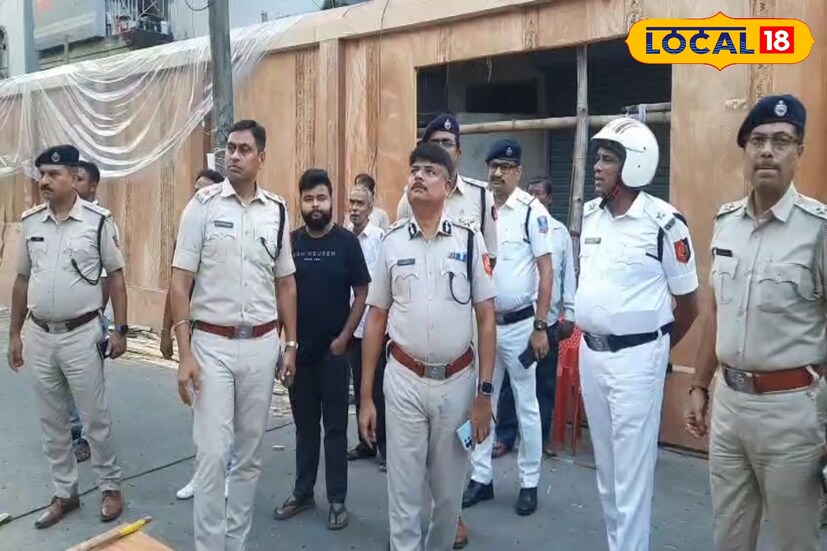 পুলিশ সূত্রে জানা গিয়েছে, যাঁরা ‘পুজো বন্ধু’ হিসেবে কাজ করবেন তাঁদের ইতিমধ্যেই বিশেষ প্রশিক্ষণ দেওয়া হচ্ছে। শেখানো হচ্ছে, ভিড় নিয়ন্ত্রণ থেকে শুরু করে অগ্নিকাণ্ড বা অন্য দুর্ঘটনার সময় কীভাবে কাজ করতে হবে। পাশাপাশি, আতঙ্ক না ছড়িয়ে কীভাবে পরিস্থিতি সামলাতে হয়, তাও শেখানো হচ্ছে। প্রশিক্ষণ শেষে তাঁদের পরিচয়পত্র ও বিশেষ জ্যাকেট দেওয়া হবে, যাতে তাঁরা সহজেই চিহ্নিত হন। ছবি ও তথ্য : ঋত্বিক ভট্টাচার্য