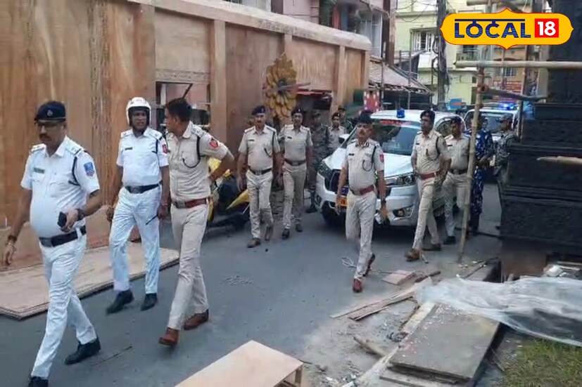 শহরজুড়ে এখন কালীপুজোর প্রস্তুতি চূড়ান্ত পর্যায়ে। বড় বড় ক্লাবগুলিতে শেষ মুহূর্তের সাজসজ্জা চলছে জোরকদমে। তারই মধ্যে পুলিশের এই উদ্যোগ বাড়িয়েছে শহরবাসীর আস্থা। সকলের প্রত্যাশা, ‘পুজো বন্ধু’-দের হাত ধরেই এবারের কালীপুজো আরও নিরাপদ ও শান্তিপূর্ণভাবে সম্পন্ন হবে। ছবি ও তথ্য : ঋত্বিক ভট্টাচার্য