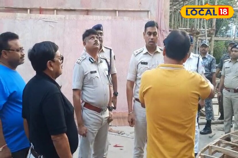 শিলিগুড়ি পুলিশের ট্রাফিক শাখাও সমন্বয় করে চলেছে এই কর্মসূচি। কারণ, কালীপুজোর সময় শহরের বিভিন্ন এলাকায় যান চলাচল প্রায় অচল হয়ে যায়। সেই জটের মধ্যেই দর্শনার্থীদের নিরাপত্তা নিশ্চিত করতে পুলিশের সঙ্গে ‘পুজো বন্ধু’-র ভূমিকা গুরুত্বপূর্ণ হবে বলে মনে করছেন কর্তারা। ছবি ও তথ্য : ঋত্বিক ভট্টাচার্য