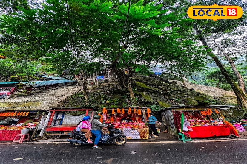 পুজোকে ঘিরে এলাকায় এখন উৎসবের আমেজ— ফুল, ধূপ, প্রসাদের দোকানে লেগেছে ব্যস্ততা। ভক্ত বিশাল গোস্বামী বলেন, “এখানে নিয়ম-নিষ্ঠার সঙ্গে এমন পুজো হয়, যে না গিয়ে থাকা যায় না। পাহাড়ে এখন বিপর্যয়, তাই এবারে ভিড় কিছুটা কম হতে পারে, কিন্তু মায়ের আরাধনা পূর্ণ ভক্তিতেই হবে।” ছবি ও তথ্য : ঋত্বিক ভট্টাচার্য