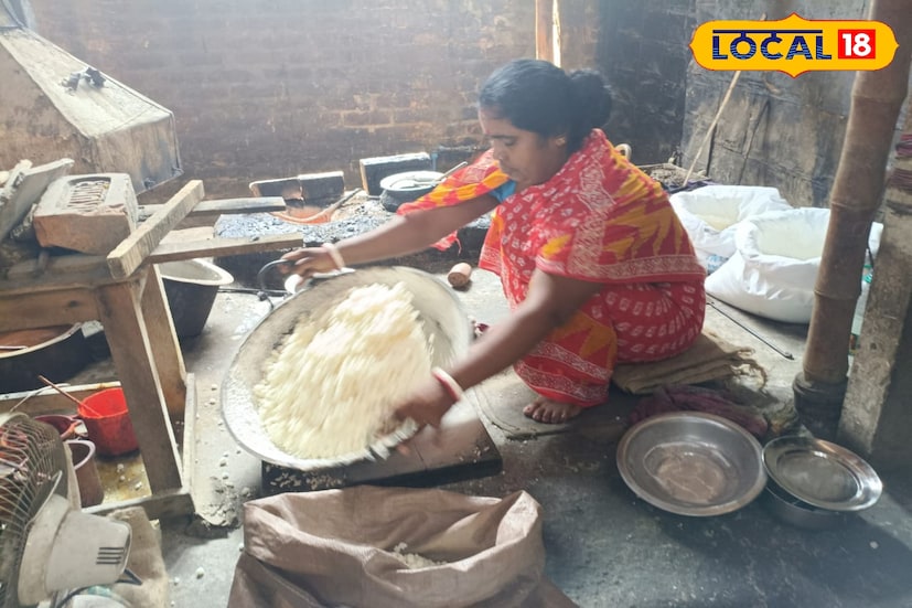 কালীপুজো যতই ঘনিয়ে আসছে, ততই জমে উঠছে কালনার ঐতিহ্যবাহী বাতাসা শিল্প। চিনি, মুড়কি, ছাঁচ আর কদমা তৈরিতে এখন দিনরাত এক করে পরিশ্রম করছেন স্থানীয় শিল্পীরা। দুর্গাপুজো শেষ হওয়ার সঙ্গে সঙ্গেই শুরু হয়েছে নতুন করে কাজের জোয়ার। বর্তমানে সেই ব্যস্ততা পৌঁছেছে চরমে। (তথ্য ও ছবি: বনোয়ারীলাল চৌধুরী)