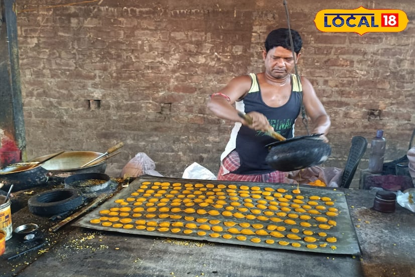 পূর্ব বর্ধমানের কালনার উচুজাপট এলাকায় এখন যেন এক উৎসবের আমেজ। বাড়ির উঠোন, ঘরের কোণ সব জায়গাতেই চলছে বাতাসা গড়ার কাজ। চাহিদা যেমন বেড়েছে, তেমনই হাসি ফুটেছে মালিক থেকে শ্রমিক সবার মুখে। দুর্গাপুজো থেকে কালীপুজো পর্যন্ত এই মরশুমেই বাতাসার চাহিদা থাকে সর্বাধিক, ফলে এখন উৎপাদনের চাপও সর্বোচ্চ পর্যায়ে।