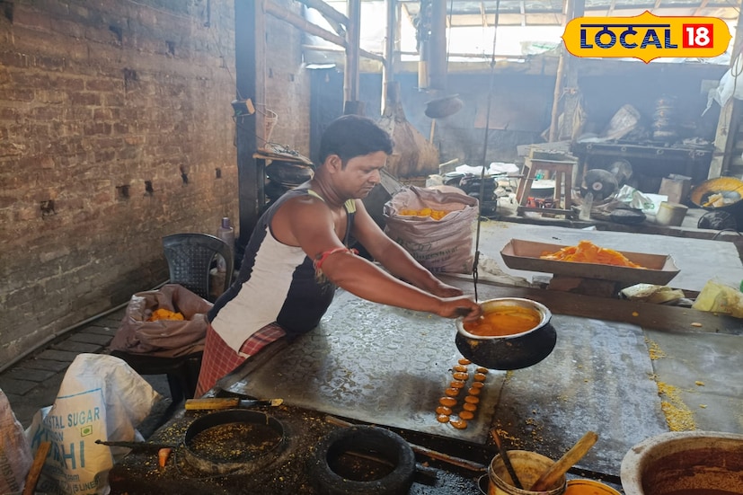 কালীপুজোর আগে তাই নকুলদানা, মিষ্টি বাতাসা আর কদমা তৈরির গন্ধে ভরে উঠেছে কালনার গলি ও পাড়া। সকাল থেকে রাত অবধি ভেসে আসছে চিনি গলানোর মিষ্টি সুবাস। পরিশ্রমে, ঐতিহ্যে ও মিষ্টি হাসিতে ভরে উঠছে শহরের একাংশ। যেন উৎসবের শুরুটা এখান থেকেই। তথ্য ও ছবি : বনোয়ারীলাল চৌধুরী