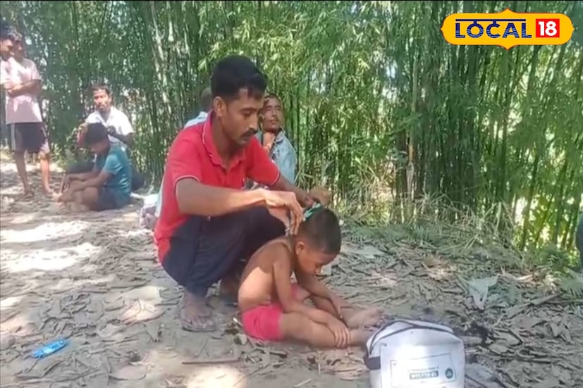 ক্ষুর, কাঁচি নিয়ে গ্রামে হাজির। শুধু অর্থ কিংবা কেনা সামগ্রী দিয়ে নয়, এভাবেও যে পাশে থাকা যায় তা প্রমাণ করে দিলেন কিছু মানুষ। কথায় বলে, বড় মানুষ হতে টাকা নয়, দরকার বড় মনের। সেই কথাকেই যেন বাস্তবের রূপ দিলেন জলপাইগুড়ির অন্তর্গত আমগুড়ি ক্ষৌরকার সমিতির সদস্যরা। ক্ষুর-কাঁচি নিয়ে একেবারে অন্যরকমভাবে বন্যা বিধ্বস্ত উত্তরবঙ্গের মানুষের পাশে দাঁড়ালেন তাঁরা। (ছবি ও তথ্যঃ সুরজিৎ দে) ক্ষুর, কাঁচি নিয়ে গ্রামে হাজির। শুধু অর্থ কিংবা কেনা সামগ্রী দিয়ে নয়, এভাবেও যে পাশে থাকা যায় তা প্রমাণ করে দিলেন কিছু মানুষ। কথায় বলে, বড় মানুষ হতে টাকা নয়, দরকার বড় মনের। সেই কথাকেই যেন বাস্তবের রূপ দিলেন জলপাইগুড়ির অন্তর্গত আমগুড়ি ক্ষৌরকার সমিতির সদস্যরা। ক্ষুর-কাঁচি নিয়ে একেবারে অন্যরকমভাবে বন্যা বিধ্বস্ত উত্তরবঙ্গের মানুষের পাশে দাঁড়ালেন তাঁরা। (ছবি ও তথ্যঃ সুরজিৎ দে)