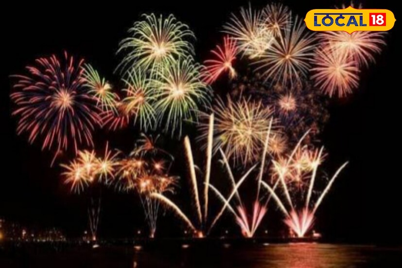 পরিবেশবান্ধব বাজি বিক্রি করে এবার আয়ের মুখ দেখবেন জেলার বাজি ব্যবসায়ীরা। আসন্ন কালীপুজোর আগে পূর্ব মেদিনীপুর জেলা প্রশাসনের তরফ থেকে ৬৮ জনকে পরিবেশবান্ধব বাজি বিক্রির অনুমতি দেওয়া হয়েছে। (ছবি ও তথ্য: সৈকত শী)