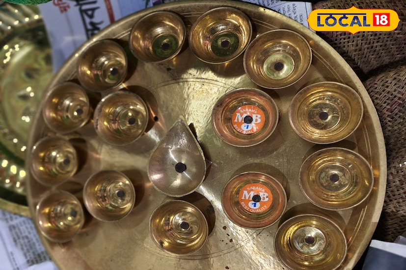সোনার দাম আকাশ ছোঁয়া। পাল্লা দিয়ে বাড়ছে রুপোর দাম। তাই এবছর তাই কাঁসা ও পিতলের চাহিদা তুঙ্গে। তাই ধনতেরাসের আগে জানুন মুর্শিদাবাদের বিখ্যাত কাঁসা ও পিতলের দাম কত? 
