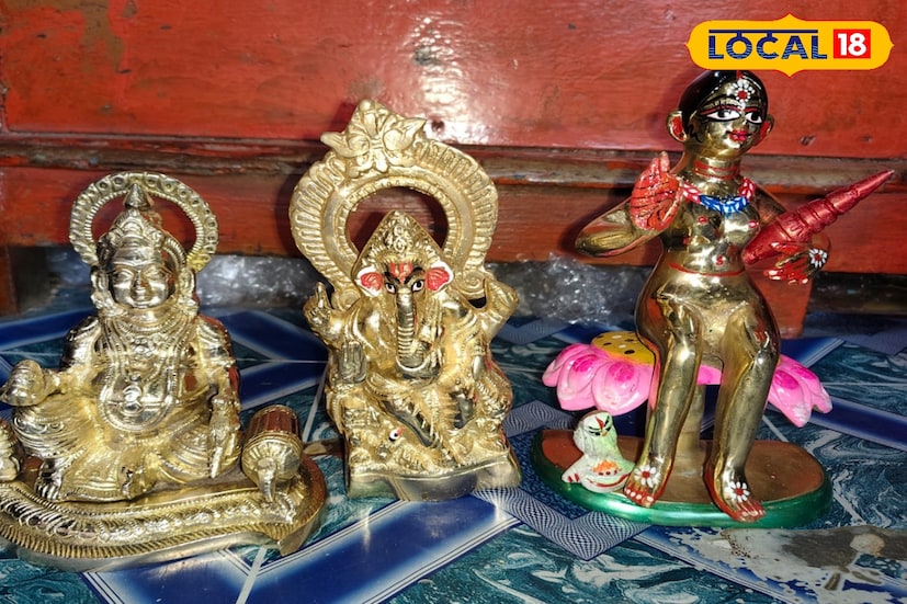 বেশ কয়েকটি ধাতু আছে যেই বাসনে স্বয়ং মা লক্ষ্মীর বসবাস যেমন পিতল, তামা, কস্টুক, ইত্যাদি ধাতু কিনে থাকেন ৷ কিন্তু রুপোর জিনিসপত্র কিনলে বিশেষ লাভের মুখ দেখবেন ৷