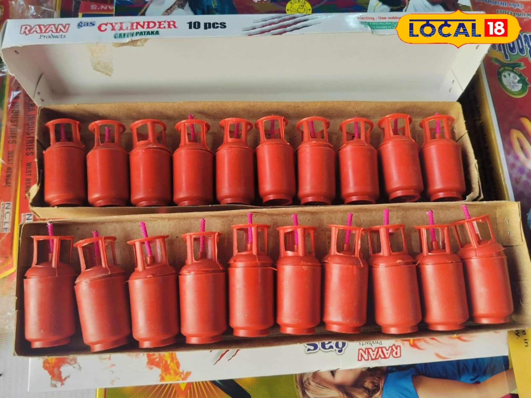 Cylinder Fire Crackers: ব্লাস্ট হচ্ছে সিলিন্ডার! কারো কোনও ভ্রূক্ষেপ নেই! বালুরঘাটে দীপাবলীর আগে হচ্ছেটা কী